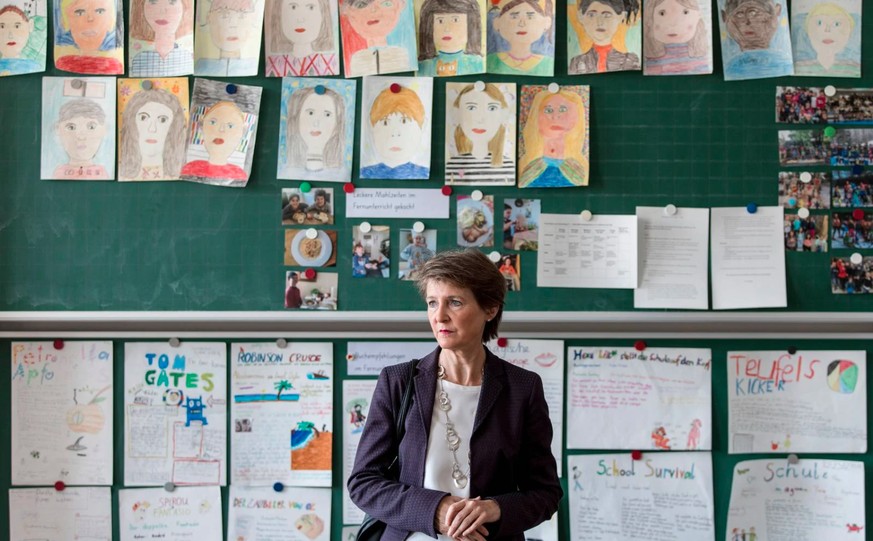 Simonetta Sommaruga besucht am Tag der ersten Lockerungen die Schule Länggasse in Bern.