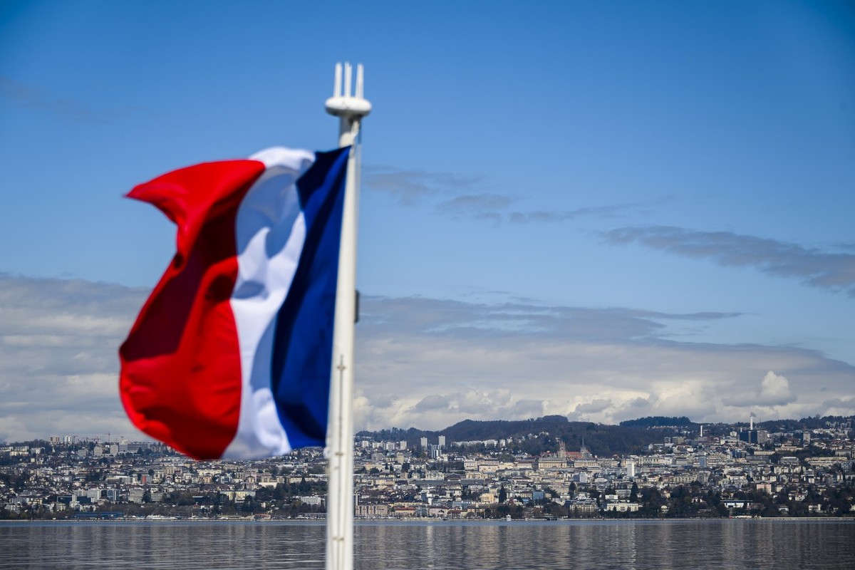 Un drapeau de la France est visible depuis le bateau "Ville-de-Geneve" de la CGN qui navigue sur le lac Leman entre Evian en France et Lausanne en Suisse le mercredi 6 avril 2022. De nombreu ...