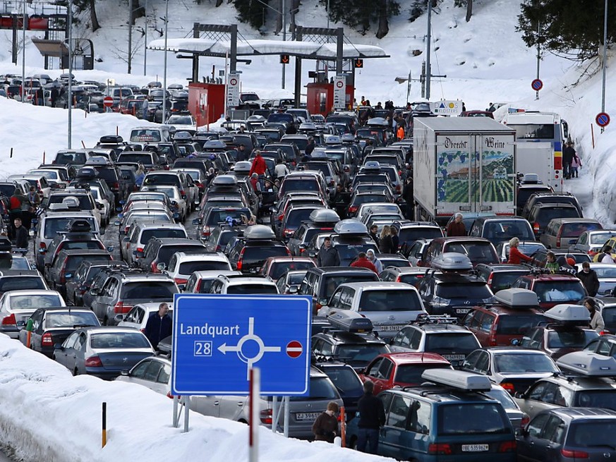 Drei Stunden Wartezeit waren am Samstagnachmittag angesagt in Selfranga bei Klosters, um durch den Vereinatunnel ins Engadin zu gelangen. (Archivbild)