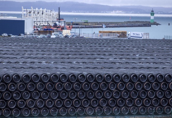 So sah es aus, als die Röhren für den Bau der Pipeline im Hafen der deutschen Insel Reugen gelagert wurden.