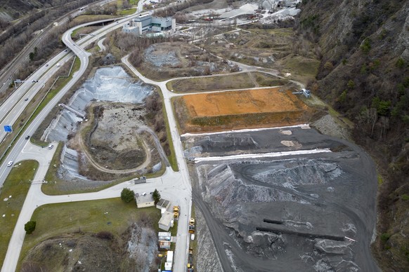 Vue prise en drone de l'ancienne decharge de Gamsenried photographiee lors de son assainissement ce lundi 2 janvier 2023 a Gamsen. L'ancienne decharge de Gamsenried se situe entre Brig/Brigu ...