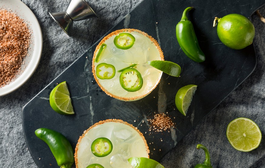 shutterstock jalapeno martini trinken cocktail drinks wodka chili limette