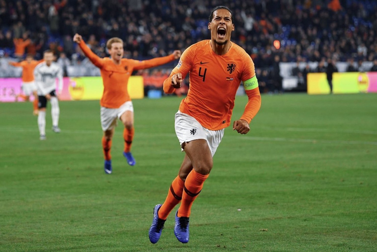 Holland-Captain Virgil van Dijk jubelt nach seinem späten 2:2-Ausgleich gegen Deutschland.