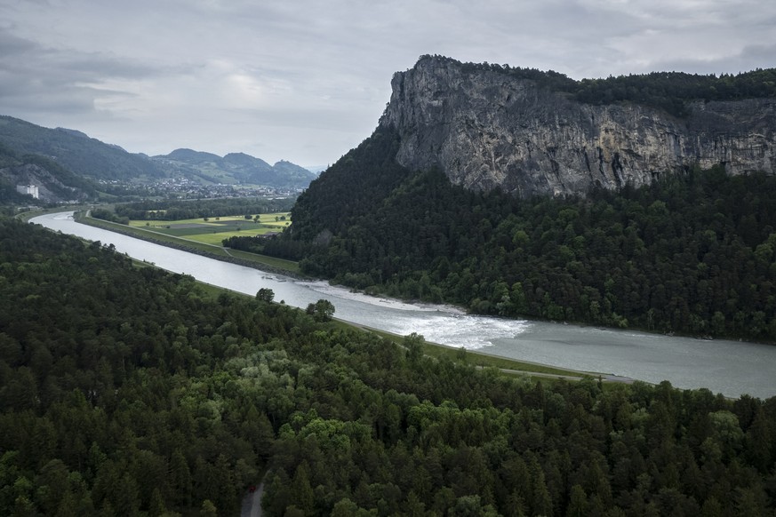 Blick auf den Alpenrhein am Ellhorn, aufgenommen am Mittwoch, 7. Mai 2025, in Sargans. Wie der Kanton St. Gallen mitteilt, sieht er geringes zusaetzliches Potenzial fuer Wasserkraft im Kanton. Die Reg ...