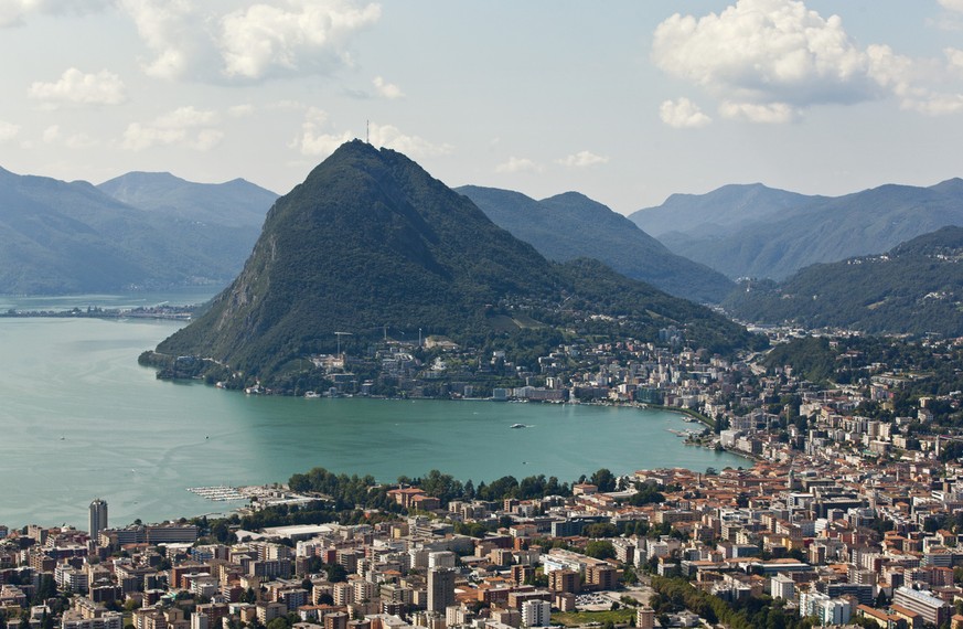 Lugano mit Lago di Lugano und San Salvatore am Freitag, 10. August 2012. (KEYSTONE/Alessandro Della Bella)