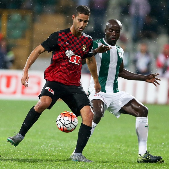 Ben Khalifa deckt den Ball gegen Bursaspors Dany Nounkeu ab.