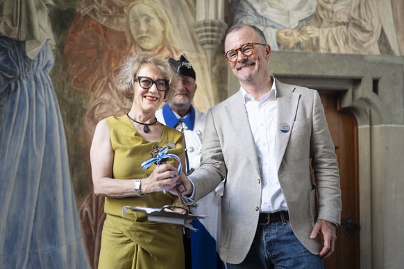 Raphael Golta, (SP), rechts auf dem Foto, neu gewaehlter Zuercher Stadtpraesident, bekommt den Schluessel des Stapi-Bueros von der abtretenden Stadtpraesidentin Corine Mauch (SP) nach 17 Jahren im Sta ...