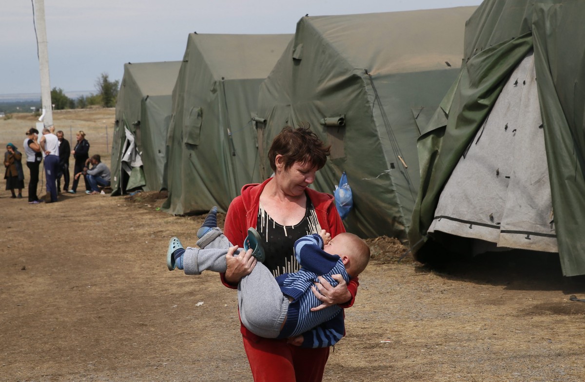 Eine ukrainische Mutter mit ihrem Kind im Flüchtlingslager in der Region&nbsp;Rostov (Russland)