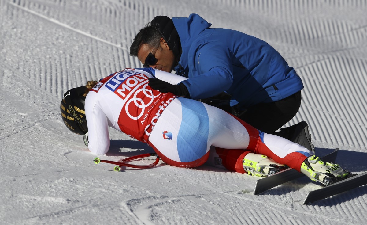 ARCHIV  ZUM VERLETZUNGSBEDINGTEN SAISONENDE DER SCHWEIZER SKIRENNLAEUFERIN LARA GUT STELLEN WIR IHNEN FOLGENDES BILDMATERIAL ZUR VERFUEGUNG - Switzerland's Lara Gut lies in the snow after comple ...