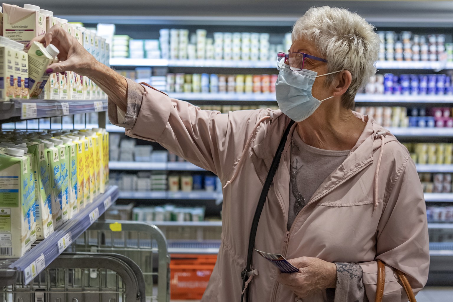 Eine Kundin traegt eine Gesichtsmake in der Migros an der Muelhauserstrasse in Basel, am Montag, 24. August 2020. Der Kanton Basel-Stadt fuehrt als erster Deutschschweizer Kanton wegen der steigenden  ...