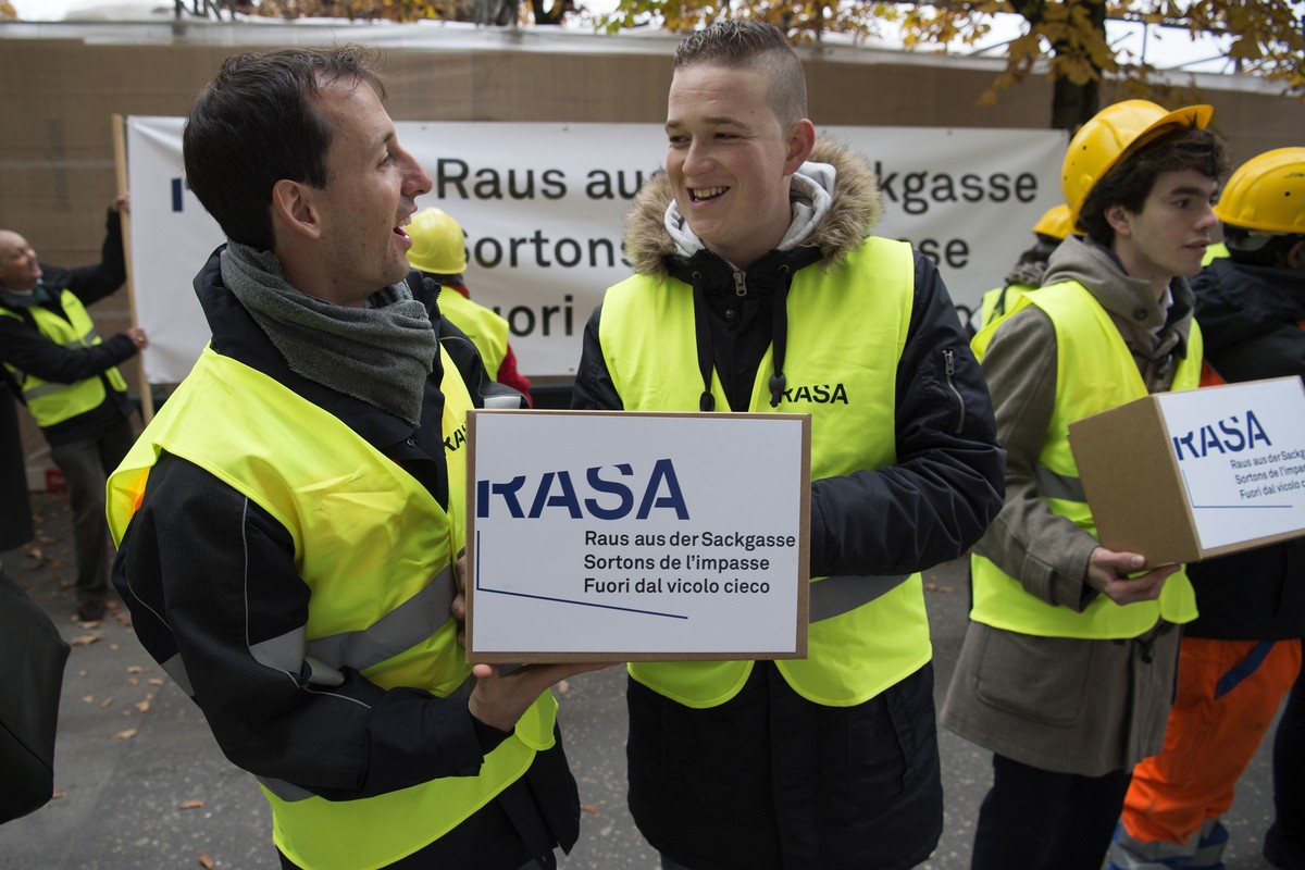 ARCHIVBILD ZUM HEUTIGEN ENTSCHEID DES BUNDESRATES, OB ER DER RASA-INITIATIVE EINEN GEGENVORSCHLAG GEGENUEBERSTELLT, AM MITTWOCH, 26. APRIL 2017 - Aktivistinnen- und Aktivisten deponieren im Namen des  ...
