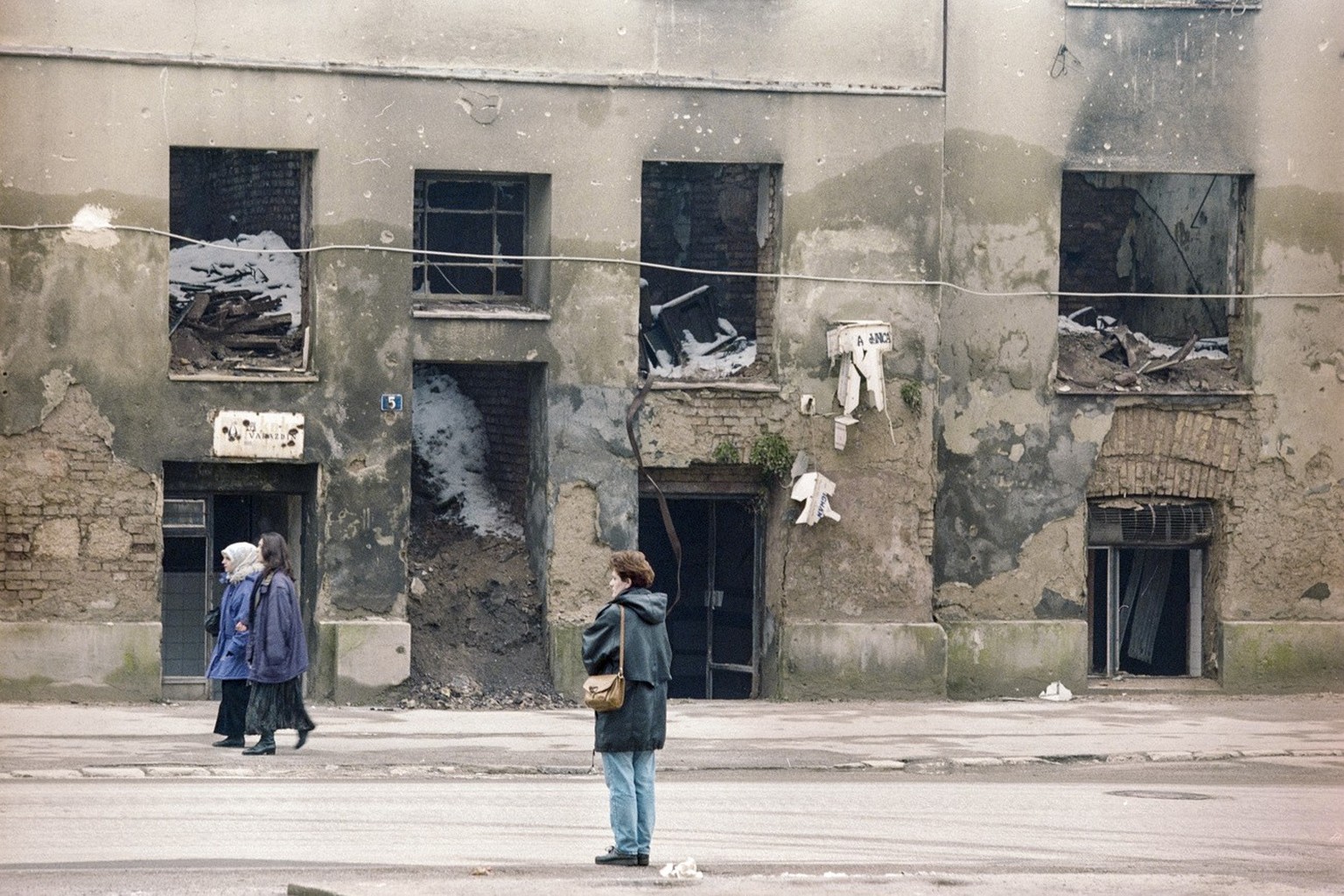 Kriegsschaeden und Truemmer vom Bosnienkrieg in Sarajevo, Republik Bosnien und Herzegowina, aufgenommen im Januar 1997. (KEYSTONE/Martin Ruetschi)