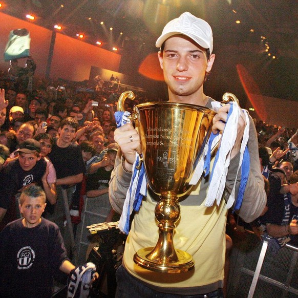 Blerim Dzemaili strahlt mit dem Meisterpokal vor tausenden von Fans nach dem triumphalen Einzug in die Zuercher Maag - Eventhall am Samstag, 13. Mai 2006. Der FC Zuerich gewann die Schweizer Meistersc ...