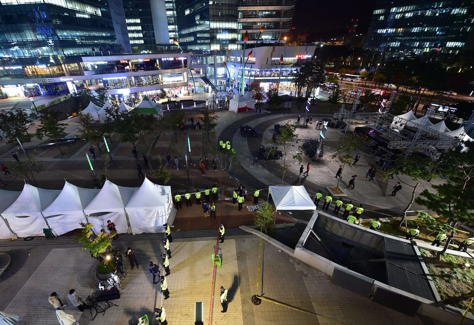 Der Unglücksort in Seongnam: Hier stürzten die Konzertbesucher durch das Gitter des Lüftungsschachts.