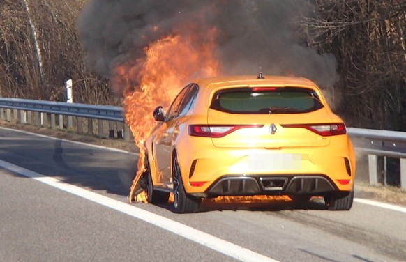 Oberentfelden AG, 18. Februar 2019, 15:00 Uhr: Ein Auto geriet auf der A1 in Brand. Keine Verletzten. Bis die Fahrbahnen geräumt waren, hatte sich ein kilometerlanger Stau gebildet. (Bild: Kapo Aargau ...