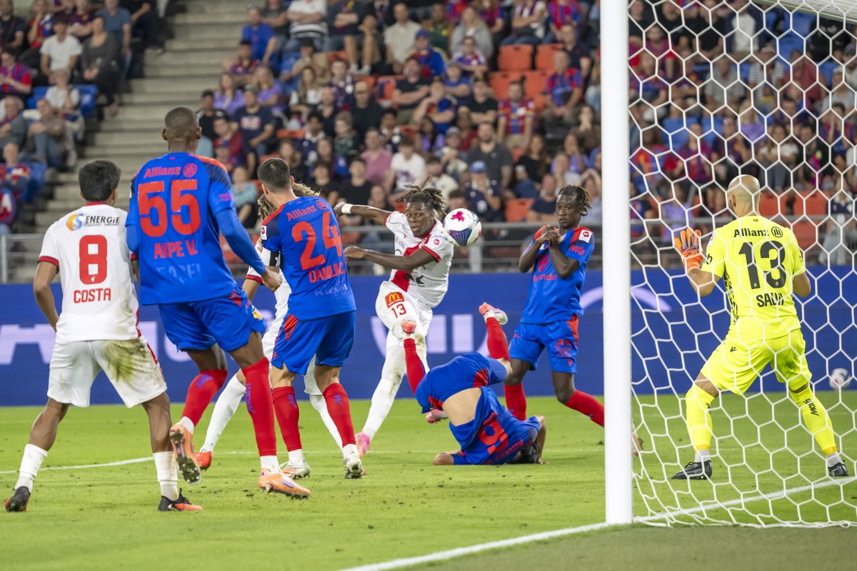 Winsley Boteli (SIO), vierter von rechts, erzielt das Tor zum 1:2 im Fussball Meisterschaftsspiel der Regular Season der Swiss Super League zwischen dem FC Basel 1893 und dem FC Sion im Stadion St. Ja ...