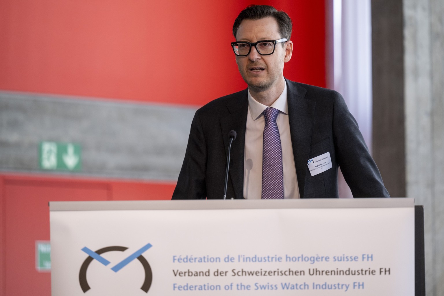 Yves Bugmann, Chef der Rechtsabteilung und designierter Praesident Verband der Schweizerischen Uhrenindustrie FH, spricht an der Generalversammlung 2023 des Verbandes am Donnerstag 29. Juni 2023 in Bi ...