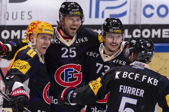 Gotterons Top Scorer Killian Mottet, am Tag seines 30. Geburtstags, Viktor Stalberg, Sandro Schmid und Philippe Furrer, von links, freuen sich nach Stalbergs Tor zum 1:0, im Eishockey Meisterschaftssp ...