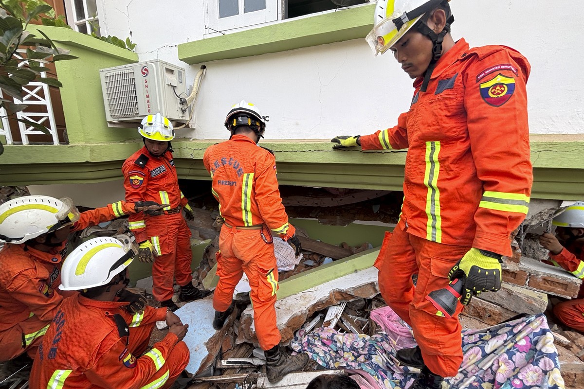 Myanmar rescuers search for survivors of Friday's earthquake beneath a damaged building in Naypyitaw, Myanmar, Saturday, March 29, 2025. (AP Photo/Aung Shine Oo)
Myanmar Earthquake
