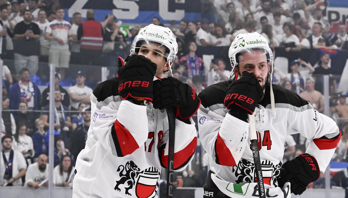 Die unterlegenen Lausanner Ken Jaeger (LHC) und Tim Bozon (LHC), im siebten Playoff Final Eishockeyspiel der National League zwischen den ZSC Lions und dem Lausanne HC, am Dienstag, 30. April 2024, in ...
