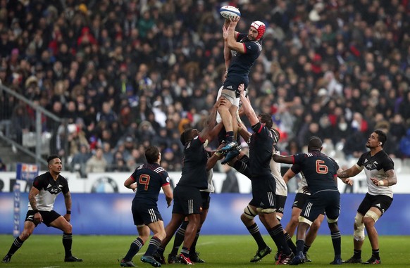 epa06323468 France&#039;s Kevin Gourdon wins a lineout ball during the rugby test match between France and New Zealand&#039;s All Blacks, at Stade de France in Saint-Denis, near Paris, France, 11 Nove ...