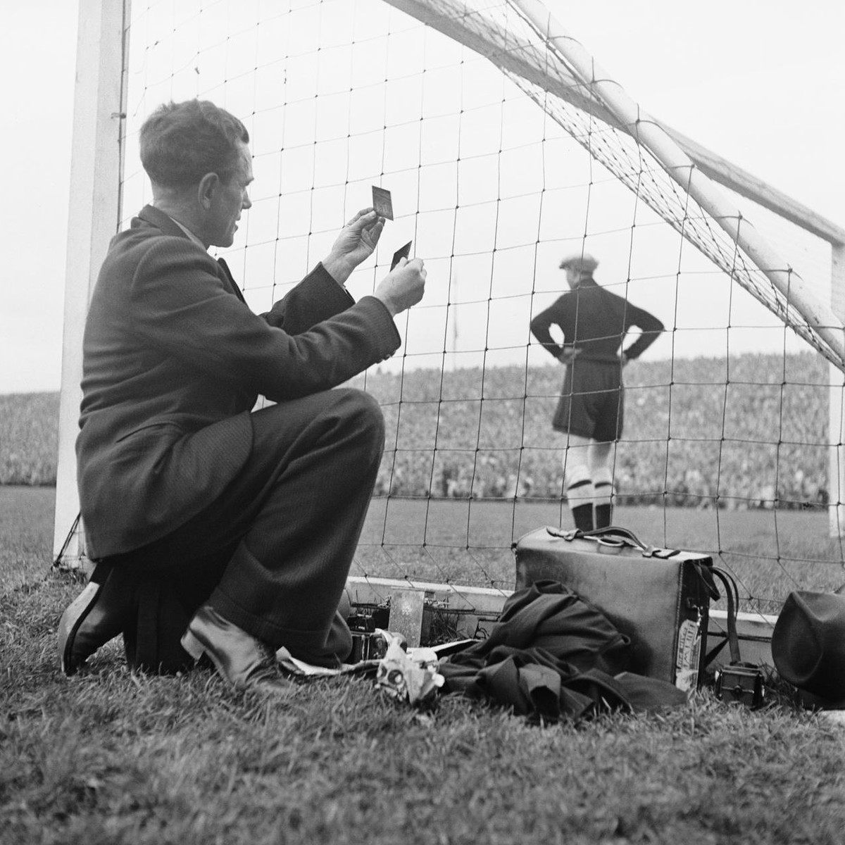 Sepp Schmid, Fotograf der Bildagentur Photopress, entwickelt am 25. November 1942 auf dem Fussballplatz hinter dem Tor waehrend dem Laenderspiel Schweiz gegen Deutschland im Wankdorf-Stadion in Bern s ...