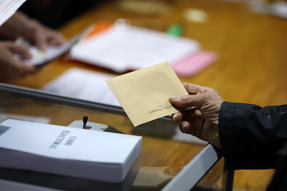 epa12841016 A woman casts her vote during the second round of the French municipal elections, in Nice, France, 22 March 2026. The municipal elections in France are held in two rounds on 15 and 22 Marc ...