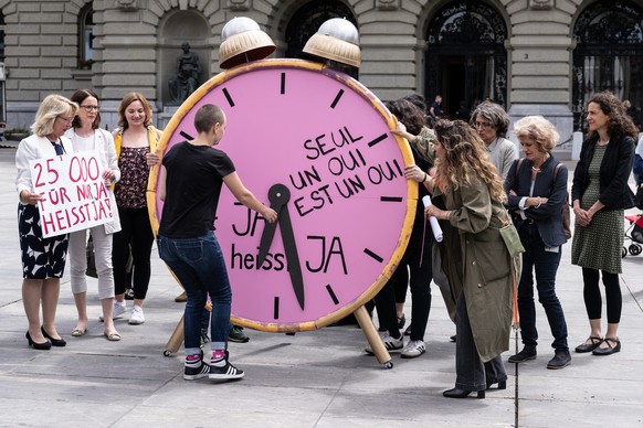 Personen von der Operation Libero sowie Politiker*innen demonstrieren mit einem XXL Wecker, womit sie die Ploitiker*innen wachruetteln wollen, gegen das Sexualstrafrecht, am Montag, 7. Juni 2022, in B ...