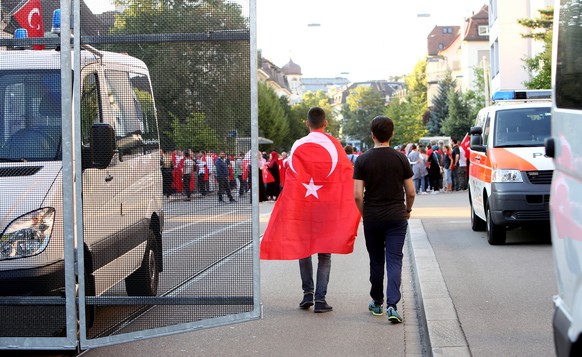 Ungefaehr 200 Tuerken versammeln sich vor der tuerkischen Botschaft um fuer den tuerkischen Praesidenten Recep Tayyip Erdogan zu demonstrieren waehrend die Polizei Praesenz markiert am Samstag, 16. Ju ...