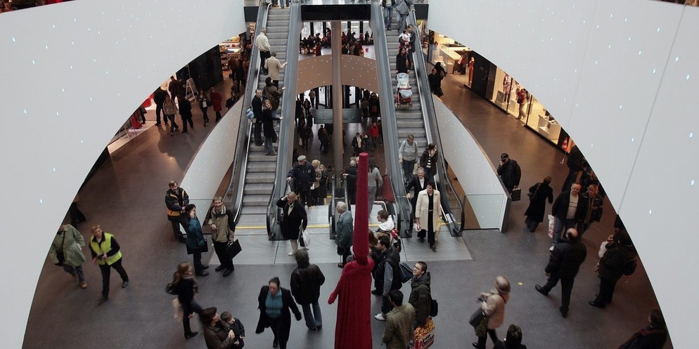 Die Zürcher Innenstadt platzt aus allen Nähten. Wegen des Sonntagsverkaufs herrscht Chaos. Da brauchts auch mal Geduld beim Parkieren.