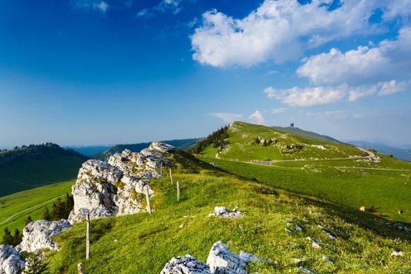 Das Panorama über die Drei-Seen-Landschaft und das Mittelland bis zu den Alpen ist grandios.