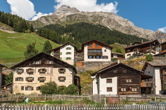 Spluegen, ein typisches Schweizer Alpendorf im Kanton Graub
