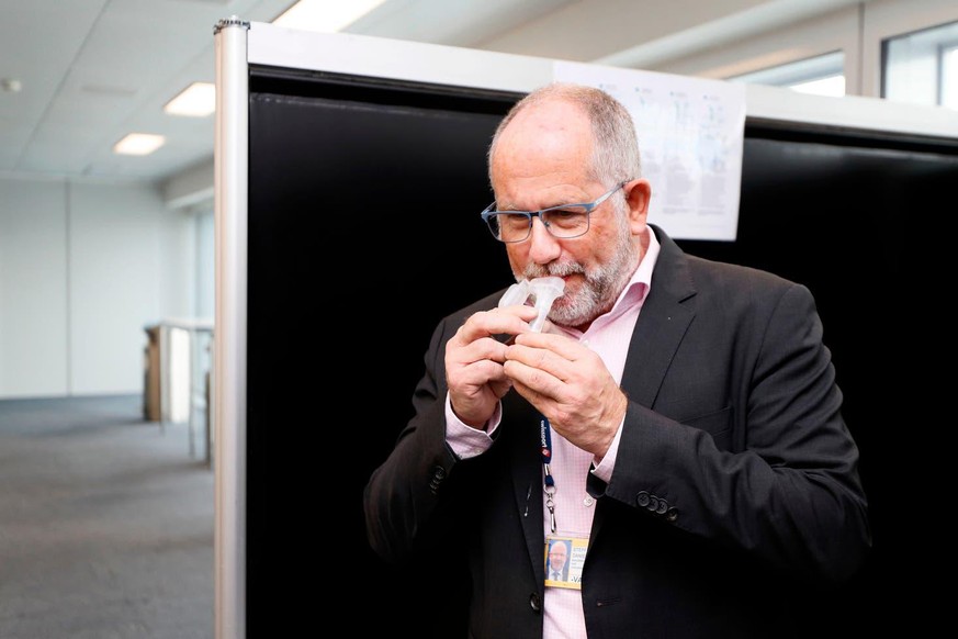 Ein Speichel-Schnelltest liefert unmittelbare Resultate. (Bild: Daniel Steffen, Managing Director Checkport, demonstriert den Covid-Test am Flughafen in Zürich)