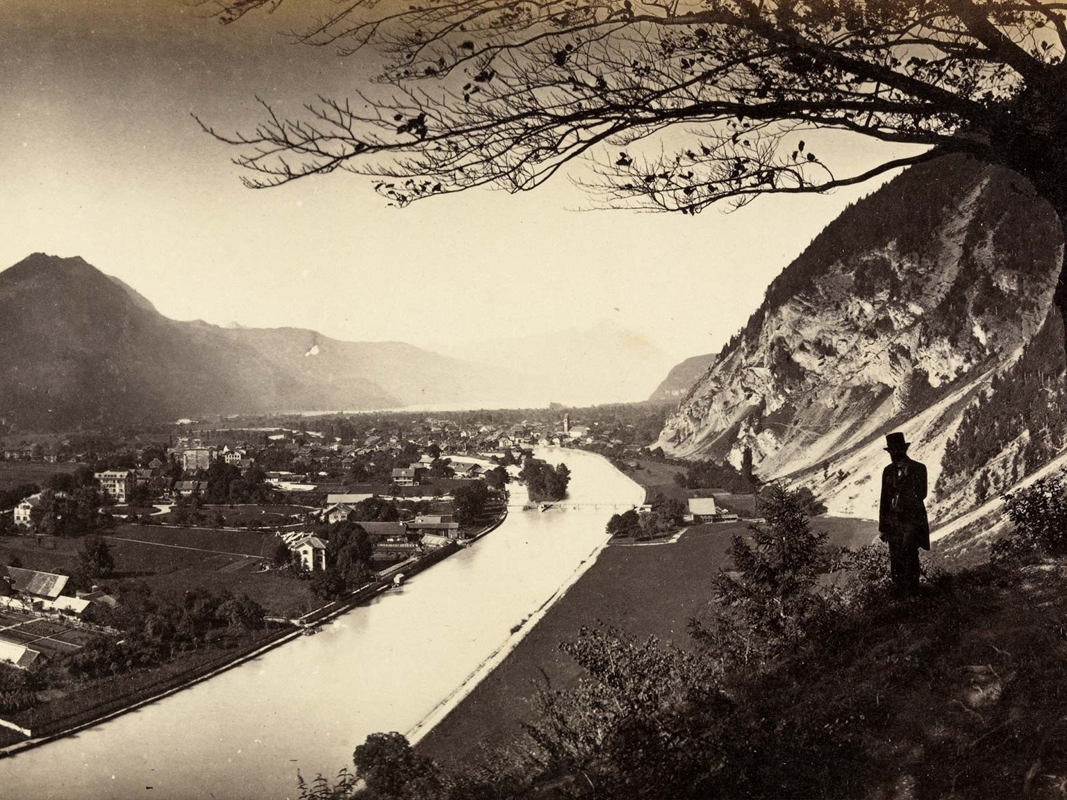 Ein Blick aus den 1860er-Jahren auf den Ort Aarmühle (links der Aare) – besser bekannt als Interlaken.
http://doi.org/10.3932/ethz-a-000250364