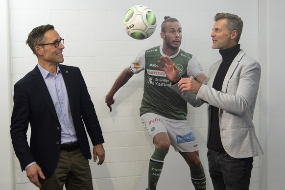 Matthias Hueppi, Verwaltungsratspraesident des FC St. Gallen, links, und Alain Sutter, der neue Sportchef des FC St. Gallen, aufgenommen am Mittwoch, 3. Januar 2018, in St. Gallen. (KEYSTONE/Gian Ehre ...