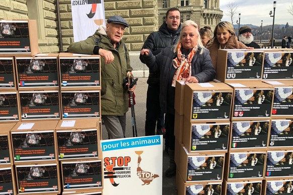 Katharina Büttiker (mit orangem Schal) bei der Einreichung der beiden Volksinitiativen in Bern.