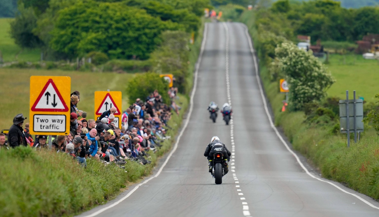 Sicherheitsvorkehrungen sind bei der «Tourist Trophy» fast keine vorhanden.