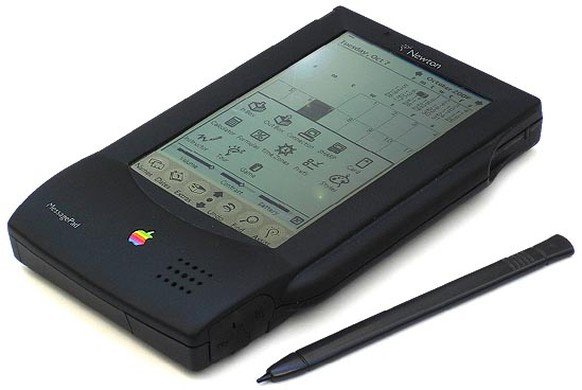1993: Der Apple Newton wird vorgestellt, der PDA (Personal Digital Assistan) verkauft sich aber nur schlecht, weil viele der visionären Konzepte wie die Handschriftenerkennung in der Praxis nur mässig ...