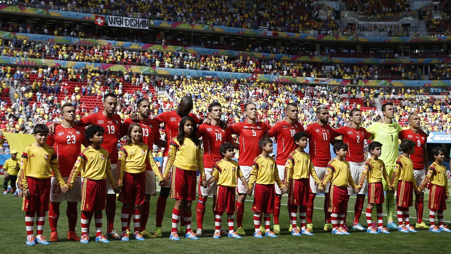 Die Schweizer Startelf bei der Hymne vor dem WM-Spiel gegen Ecuador 2014.