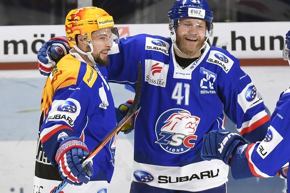 Die Zuercher mit Torschuetze Patrick Thoresen, rechts, und Robert Nilsson, links, jubeln nach dem 2-0 beim Eishockeyspiel der National League ZSC Lions gegen den Geneve-Servette HC im Hallenstadion in ...