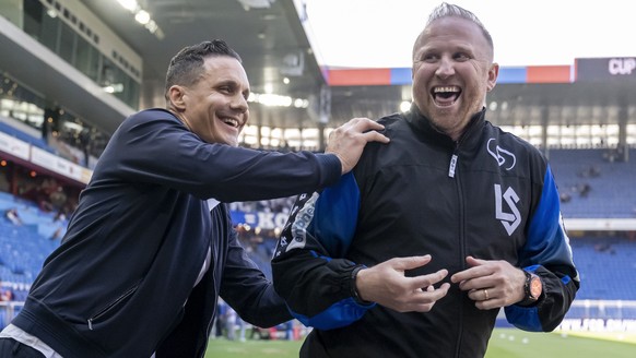 Praesident David Degen (FCB), und Cheftrainer Ludovic Magnin (LS), rechts, begruessen sich freundschaftlich vor dem Halbfinal des Schweizer Fussball Cups zwischen dem FC Basel 1893 und dem FC Lausanne ...