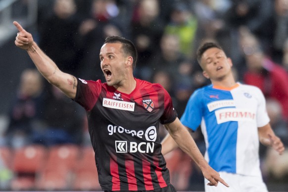 Le joueur neuchatelois Raphael Nuzzolo, gauche, reagit apres un hors-jeu devant le defenseur zuerichois Aleksander Cvetkovic, droite, lors de la rencontre de football de Super League entre Neuchatel X ...