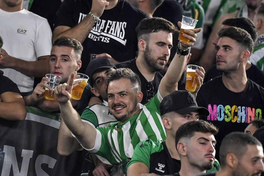 Fussball-Fans trinken während eines Fussballspiels: Betis supporters cheer on drinking beer during the Europa League Group C football match between AS Roma and Real Betis Balompie at Olimpico stadium  ...