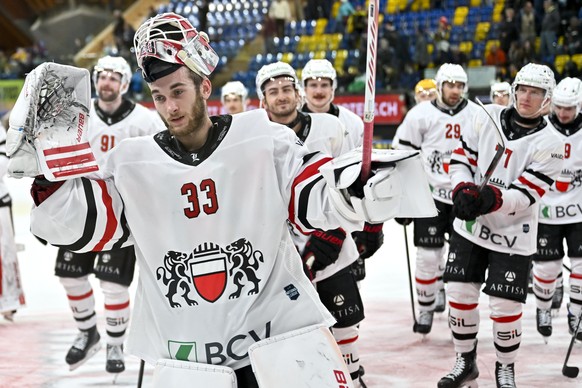 Die Lausanner mit Torhueter Kevin Pasche jubeln nach ihrem 1:3 Sieg, im Eishockey-Qualifikationsspiel der National League (NL) zwischen dem HC Davos und dem Lausanne HC am Freitag, 20. Dezember 2024,  ...