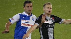 Matteo Fedele (rechts) zieht sich neu das gleiche Trikot an wie Sanel Jahic.