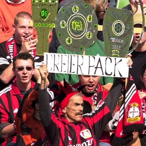 IMAGO / Uwe Kraft
Leverkusener Fan hofft auf das Triple Meisterschaft, DFB Pokal und Champions League Fußball 1. BL Herren Saison 2001/2002, Bayer 04 Leverkusen, Vdig Gruppe BayArena Leverkusen