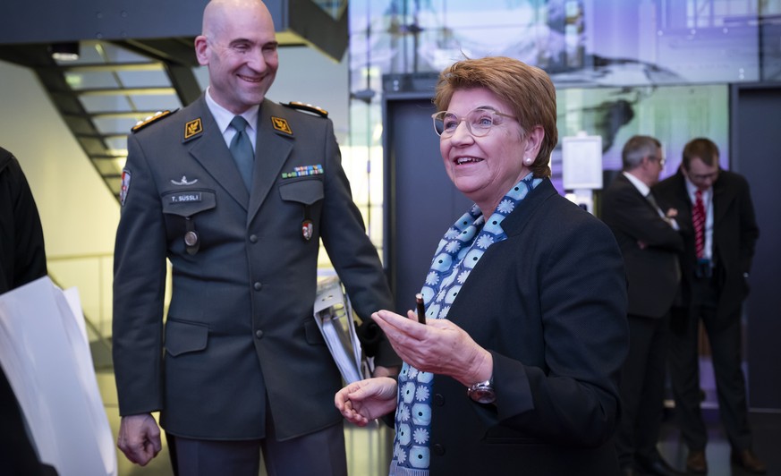 Bundespraesidentin Viola Amherd, rechts, spricht neben Korpskommandant Thomas Suessli, Chef der Armee, links, kurz vor einer Medienkonferenz zur Armeebotschaft 2024, am Mittwoch, 14. Februar 2024, im  ...