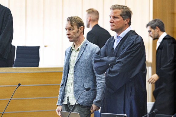 ARCHIV - 05.09.2024, Niedersachsen, Braunschweig: Der Angeklagte Christian B. (l) steht vor Prozessbeginn im Gerichtssaal im Landgericht Braunschweig neben seinem Anwalt Friedrich F�lscher. Der Angekl ...