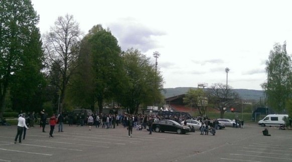 FCZ-Anhänger treffen ein: Ein grosser Teil der Südkurven ist bereits vor dem Stadion versammelt.