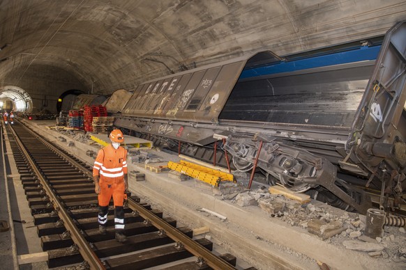 Verunglueckte Gueterwagons stehen am Unfallort im Gotthard Basistunnel bei Faido anlaesslich einer Medienfuehrung an der Unfallstelle am Mittwoch, 6. September 2023 in Faido im Kanton Tessin. (KEYSTON ...